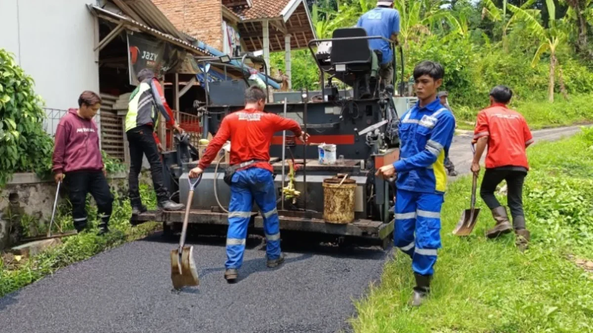 DIHOTMIX: Sejumlah pekerja saat memperbaiki jalan Cidempet-Hambawang Kecamatan Conggeang, kemarin.