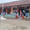 SENGKETA: Sejumlah siswa dan guru di SDN Pasirhuni Kecamatan saat kegiatan belajar mengajar, kemarin.