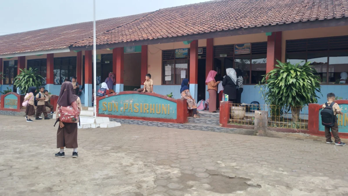 SENGKETA: Sejumlah siswa dan guru di SDN Pasirhuni Kecamatan saat kegiatan belajar mengajar, kemarin.