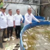 TINGKATKAN EKONOMI: Camat Cimanggung Agus Wahyudin saat mengecek kolam ikan bioflok di Desa Sukadana, baru-bar