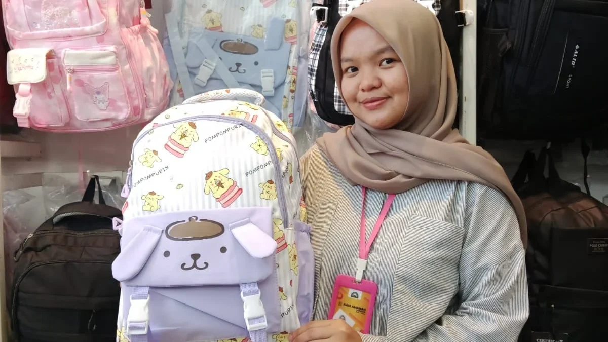 KEREN: Aam Amanah, pelayan Toko Duta saat menunjukan salah satu produk tas kepada Sumeks, baru-baru ini.