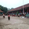 KONFLIK: Sejumlah Siswa SDN Pasirhuni Kecamatan Cimanggung saat kegiatan belajar mengajar di sekolahnya, baru-