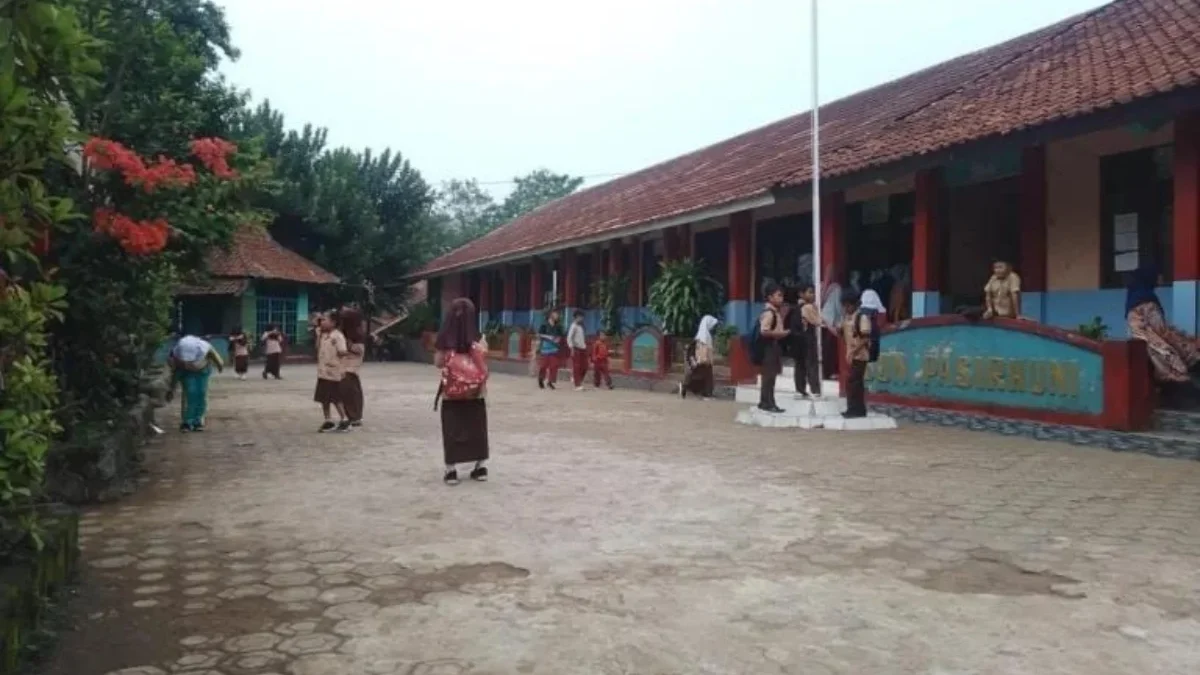 KONFLIK: Sejumlah Siswa SDN Pasirhuni Kecamatan Cimanggung saat kegiatan belajar mengajar di sekolahnya, baru-