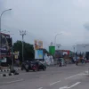 ATUR: Terlihat sejumlah anak jalanan (Pak Ogah) sedang mengatur lalu lintas di lokasi traffic light yang mati.