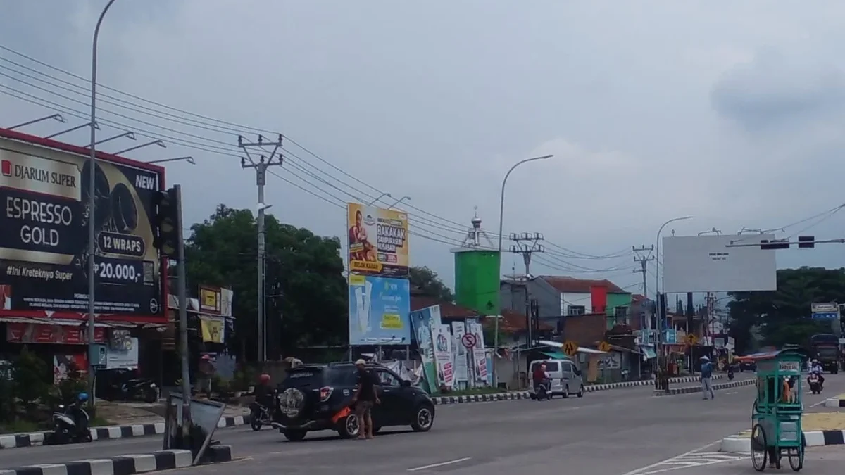 ATUR: Terlihat sejumlah anak jalanan (Pak Ogah) sedang mengatur lalu lintas di lokasi traffic light yang mati.