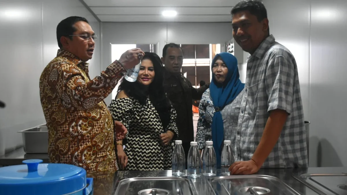 TAWARKAN: Pj Bupati Sumedang Yudia Ramli saat berbincang dengan para pekerja perusahaan Dapur Satelit, baru-ba