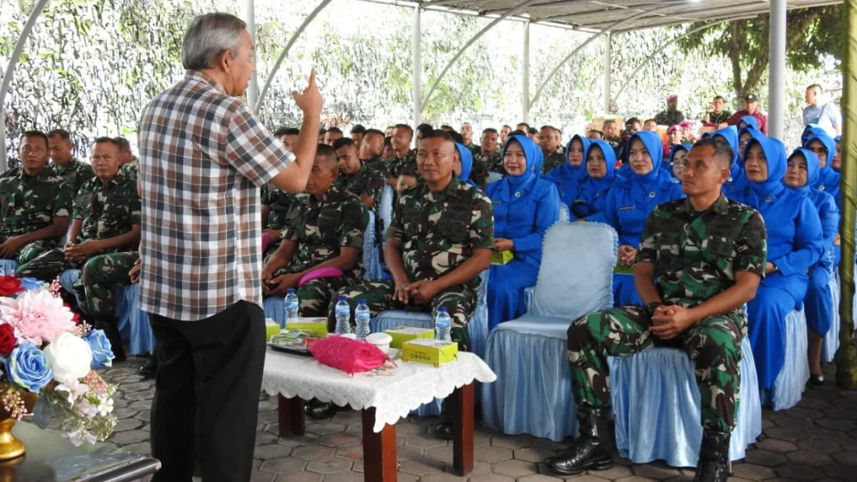 Pakar Komunikasi Dr Aqua Dwipayana Tekankan Peran Istri dalam Kesuksesan Prajurit Yonmarhanlan II Padang