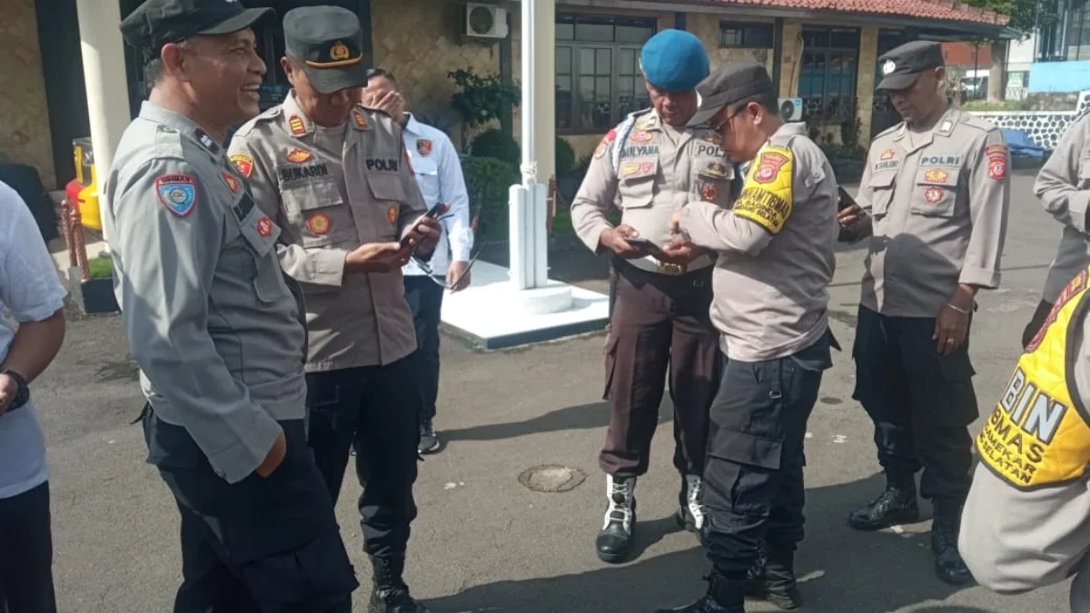 PENGECEKAN: Sejumlah personel Polsek Sumedang Selatan saat operasi Gaktibplin, kemarin.PENGECEKAN: Sejumlah pe