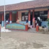 PRIHATIN: Sejumlah siswa SDN Pasirhuni Kecamatan Cimanggung saat beraktifitas di sekolahnya, baru-baru ini.