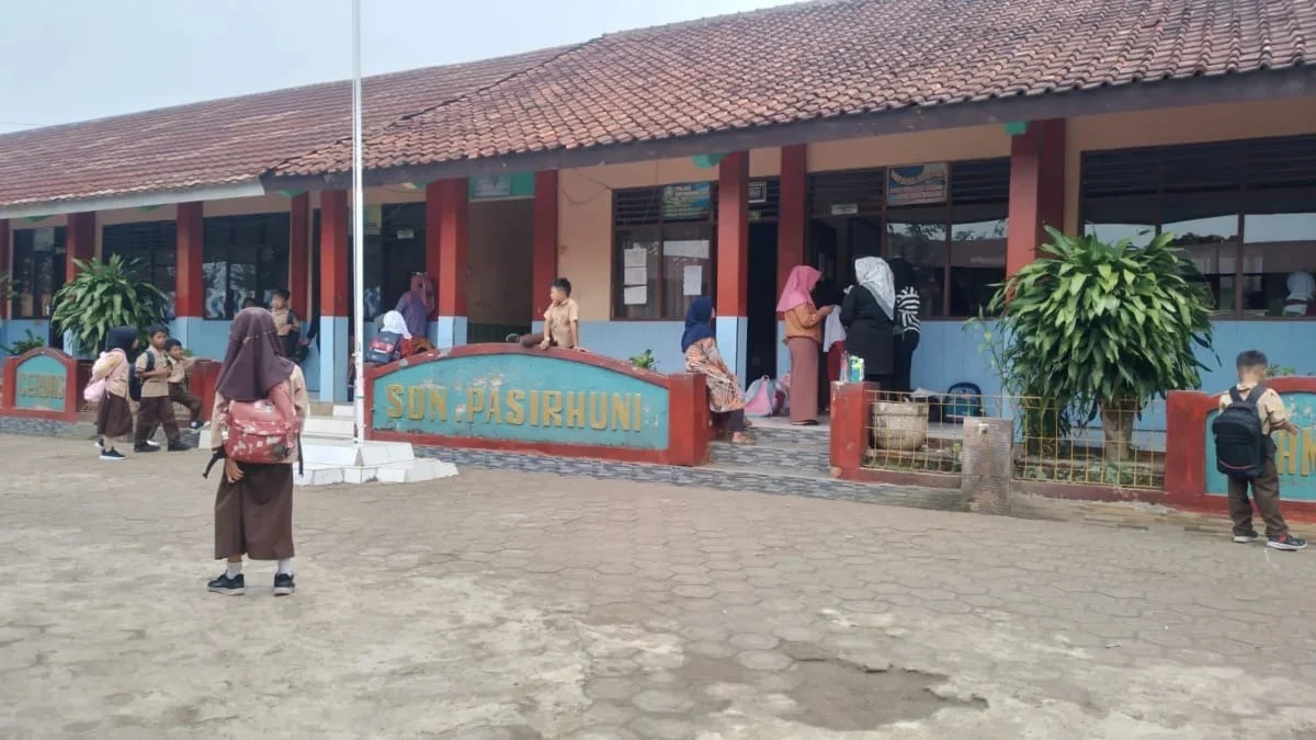 PRIHATIN: Sejumlah siswa SDN Pasirhuni Kecamatan Cimanggung saat beraktifitas di sekolahnya, baru-baru ini.