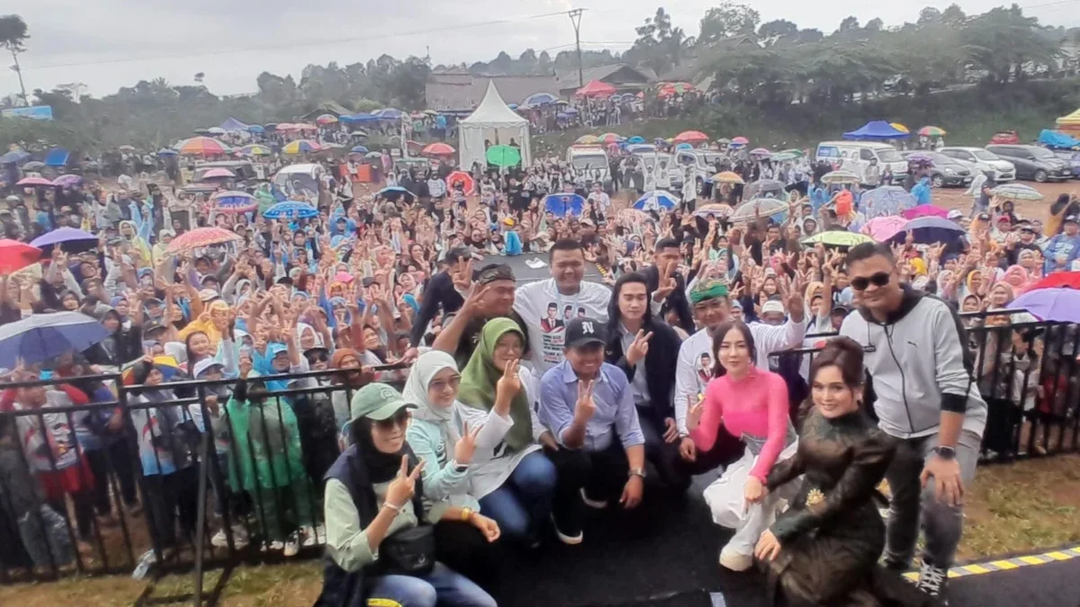 ANTUSIAS: pasangan Calon Bupati dan Wakil Sumedang, Dony- Fajar, dalam acara Road Show Hajat Rakyat Sumedang,