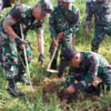 BERSAMA: Sejumlah personil Koramil 1013/Jatigede saat kegiatan penanaman pohon sukun di Kecamatan Jatigede, ke