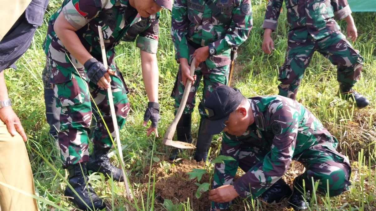 BERSAMA: Sejumlah personil Koramil 1013/Jatigede saat kegiatan penanaman pohon sukun di Kecamatan Jatigede, ke