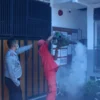 MENANGKAL: Salah satu petugas saat melakukan fogging di Lapas Kelas IIB Kabupaten Sumedang, kemarin.