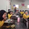 OPTIMALKAN: Sejumlah siswa sekolah dasar saat menyantap makan siang bergizi gratis di sekolahnya, baru-baru in