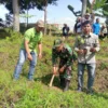 PENGHIJAUAN: Danramil 1014/Cimanggung Lettu Inf Nanang Koswara (tengah) saat menanam pohon di Desa Pasirnanjun