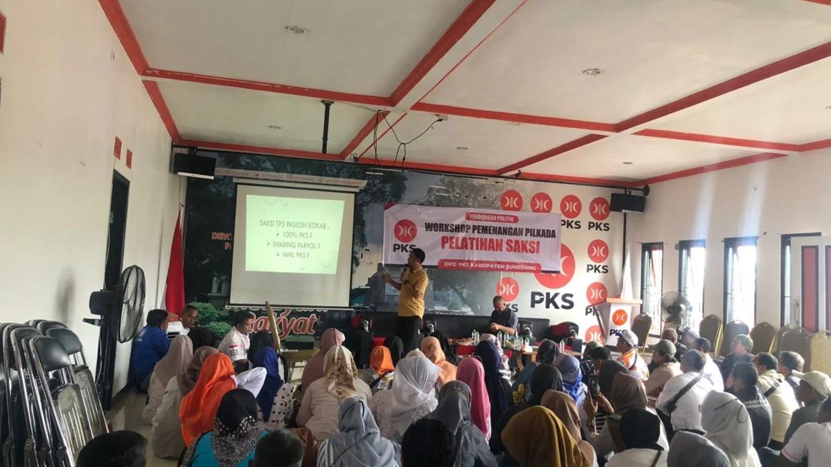 PERSIAPKAN: Sejumlah perwakilan saksi TPS saat mengikuti pelatihan di DPD PKS Kabupaten Sumedang, kemarin.