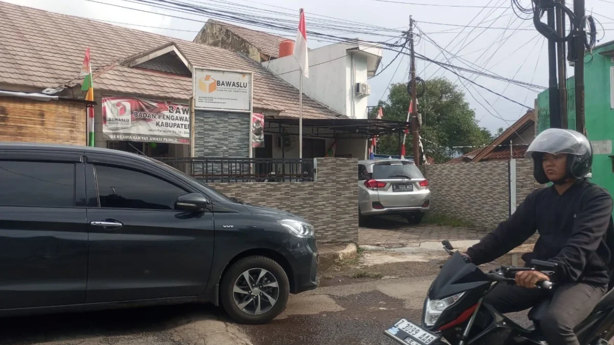 LENGANG: Kondisi kantor Badan Pengawas Pemilu (Bawaslu) Kabupaten Sumedang, kemarin.