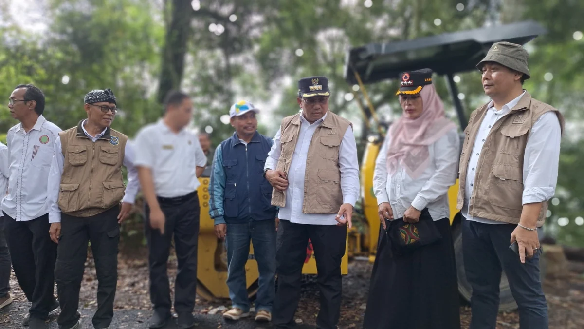 BUKA AKSES: Pj Bupati Sumedang Yudia Ramli saat meninjau pembangunan di titik nol jalur Cisoka-Cibubut, Rabu (