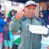 ANTUSIAS: Salah satu warga saat membeli nasi box ‘Wareg Baper’ di Pasar Parakanmuncang, kemarin.