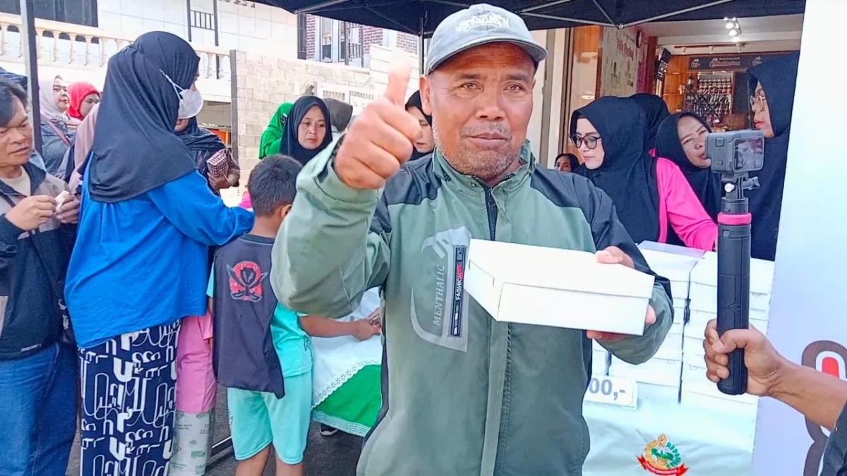 ANTUSIAS: Salah satu warga saat membeli nasi box ‘Wareg Baper’ di Pasar Parakanmuncang, kemarin.