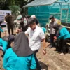 TANAM: Sejumlah pejabat saat penanaman bibit pangan di Kelurahan Cipameumpeuk Kecamatan Sumedang Selatan, kema