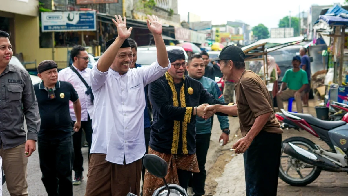 BERKUNJUNG: Paslon Cabup dan Cawabup nomor urut 4 Hendrik-Lucky saat menyapa warga di wilayah kota, baru-baru