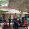 PANTAU: Anggota Polsek Tanjungkerta saat patroli siang hari, Rabu (20/11).