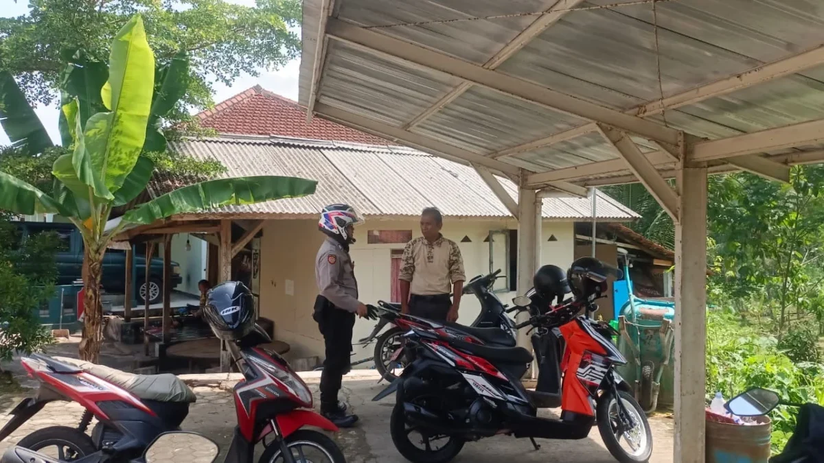 PANTAU: Anggota Polsek Tanjungkerta saat patroli siang hari, Rabu (20/11).