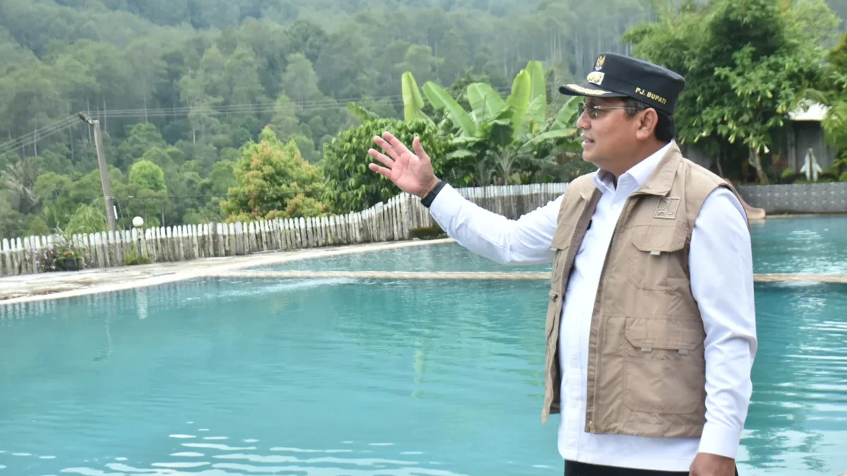 MUDAH DIJANGKAU: Pj Bupati Sumedang Yudia Ramli saat meninjau lokasi wisata Balong Geulis di Kecamatan Cibugeu