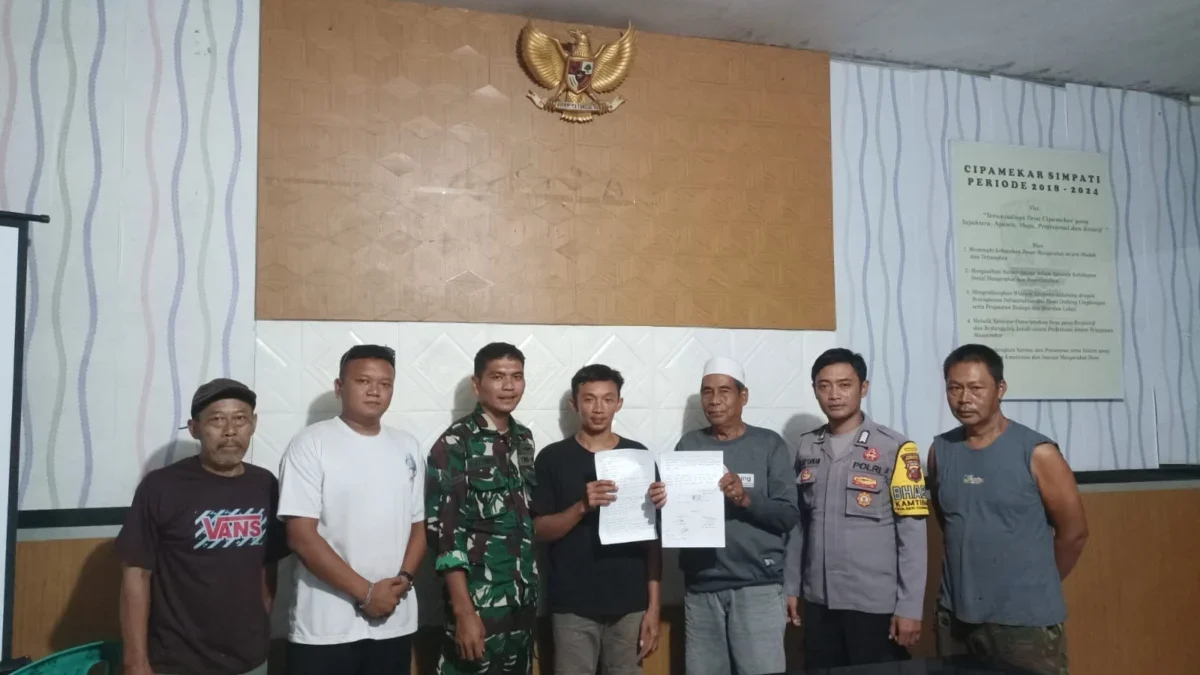 BERDAMAI: Kedua warga saat menunjukan surat mediasi di Desa Cipamekar Kecamatan Conggeang, baru-baru ini.