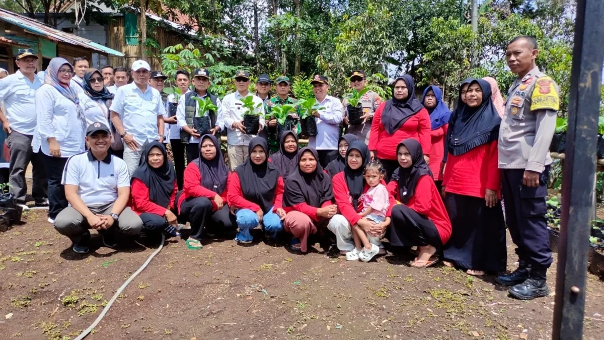 BERSAMA: Sejumlah aparat saat melakukan penanaman bibit tanaman di Desa Cikahuripan, Kecamatan Cimanggung, bar