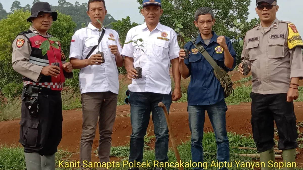 LESTARIKAN: Sejumlah aparat saat melakukan penanaman pohon di Kecamatan Rancakalong, kemarin.