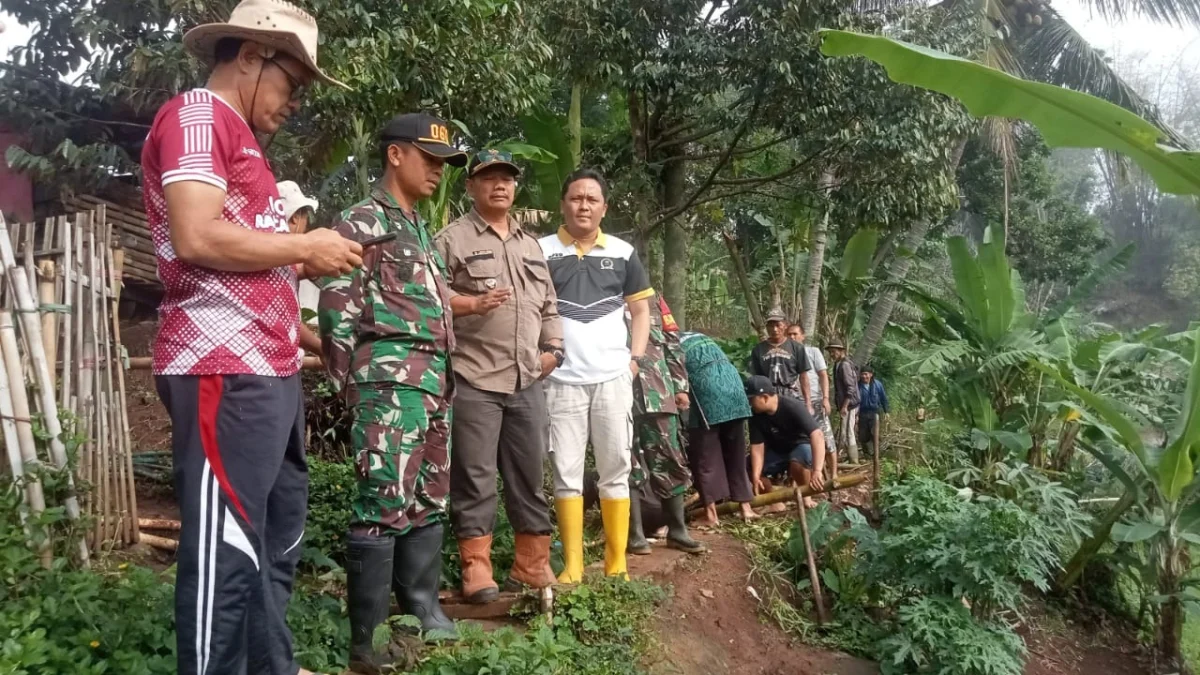 TINJAU: Ketua Fraksi Partai Golkar DPRD Sumedang, Asep Kurnia, saat mengunjungi proyek normalisasi saluran iri