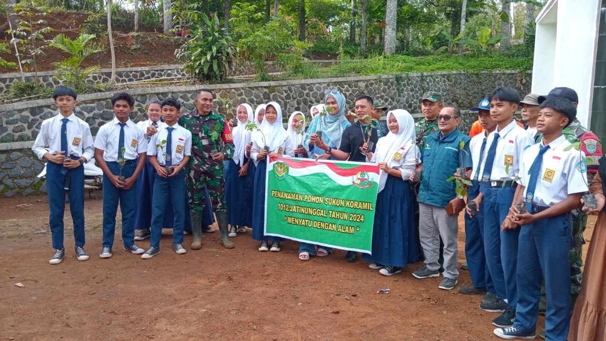 LESTARIKAN: Sejumlah siswa, personil TNI dan Guru saat menanam pohon sukun di Kecamatan Wado, kemarin.