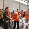 PASTIKAN: Pj Bupati Sumedang Yudia Ramli saat meninjau Gudang logistik KPU, baru-baru ini.