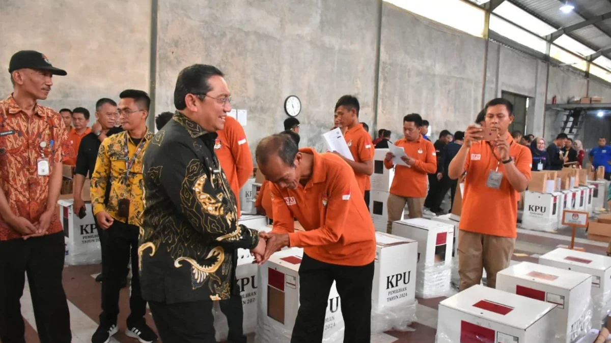 PASTIKAN: Pj Bupati Sumedang Yudia Ramli saat meninjau Gudang logistik KPU, baru-baru ini.