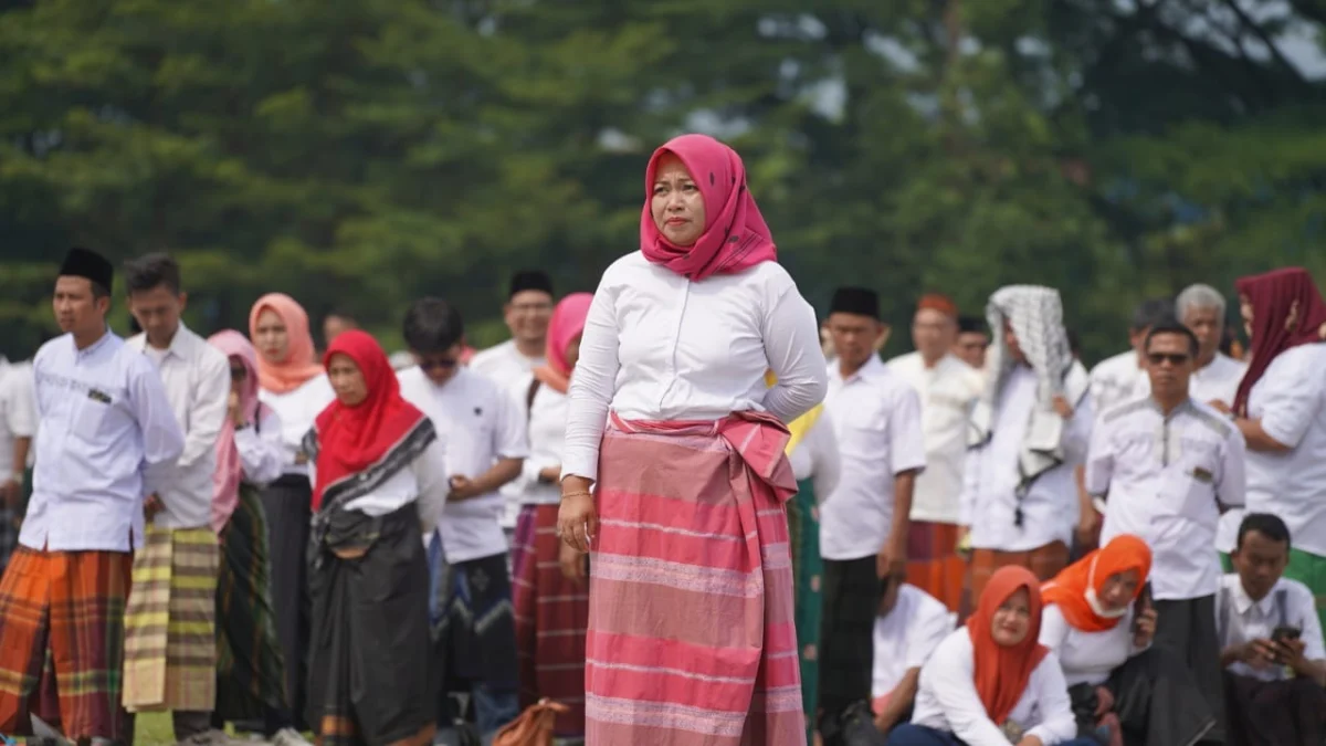 RAIH PRESTASI: Sejumlah peserta dari berbagai unsur saat mengikuti kegiatan pemakaian kain sarung tenun terban