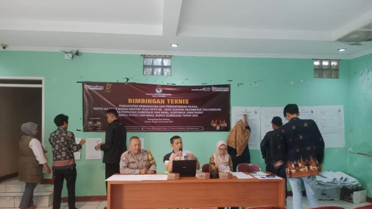 PERSIAPAN: Anggota KPPS Desa Gudang saat mengikuti Bimbingan Teknis (Bimtek) Pilkada di Aula Desa Gudang, kema