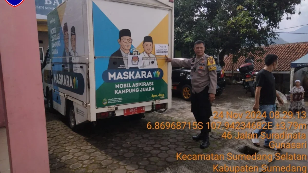 MENGAMANKAN: Bhabinkamtibmas Desa Gunasari, Aiptu Mansyur Sumarna saat mengawal pendistribusian logistik Pilka