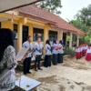 KHIDMAT: Sejumlah Guru SD Negeri Dayeuhluhur saat menjadi petugas upacara Hari Guru Nasional (HGN) di lapangan