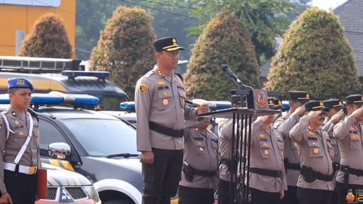 KERAHKAN: Kapolres Sumedang, AKBP Joko Dwi Harsono saat menjadi Pembina Apel di Polres Sumedang, kemarin.