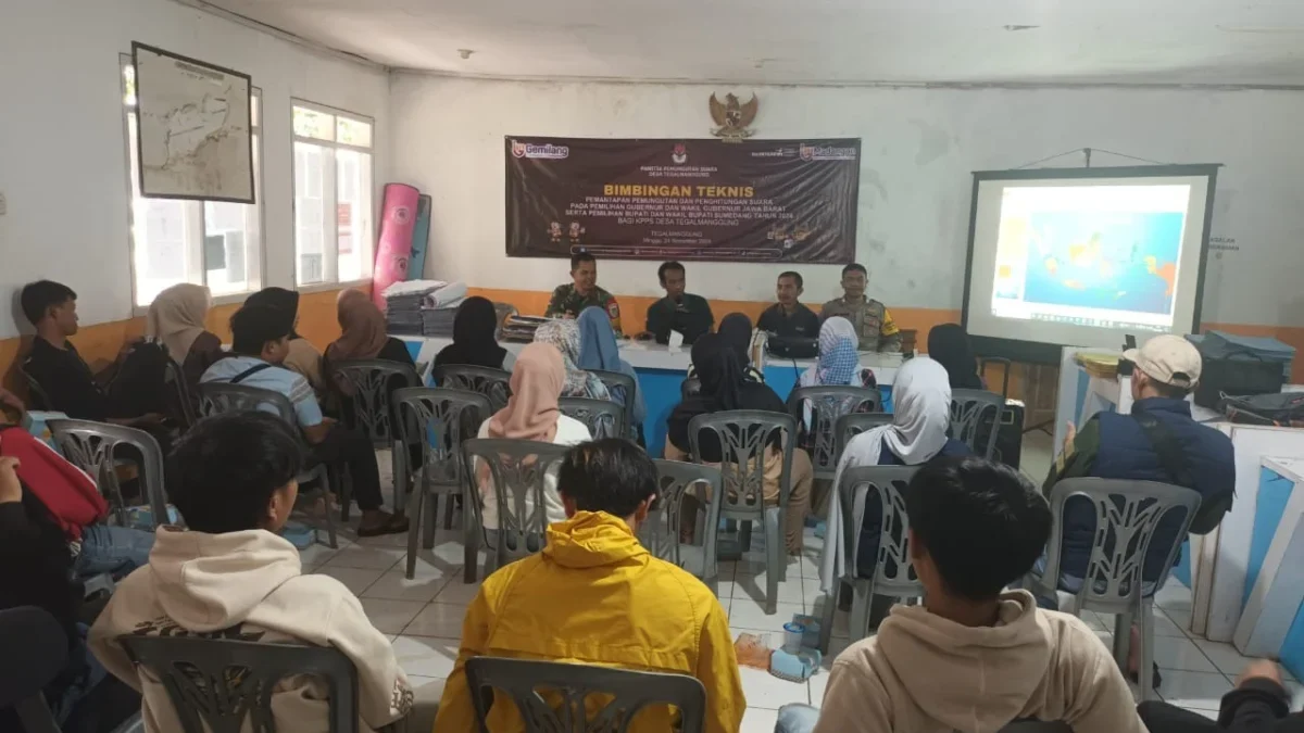 PERSIAPAN: Sejumlah anggota KPPS Desa Tegalmanggung saat mengikuti kegiatan Bimbingan Teknis (Bimtek) Pilkada,