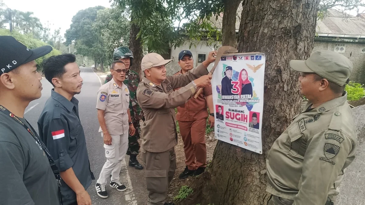 BERESKAN: Sejumlah petugas saat mencopot salah satu Alat Peraga Kampanye (APK) di Kecamatan Cimanggung, kemari