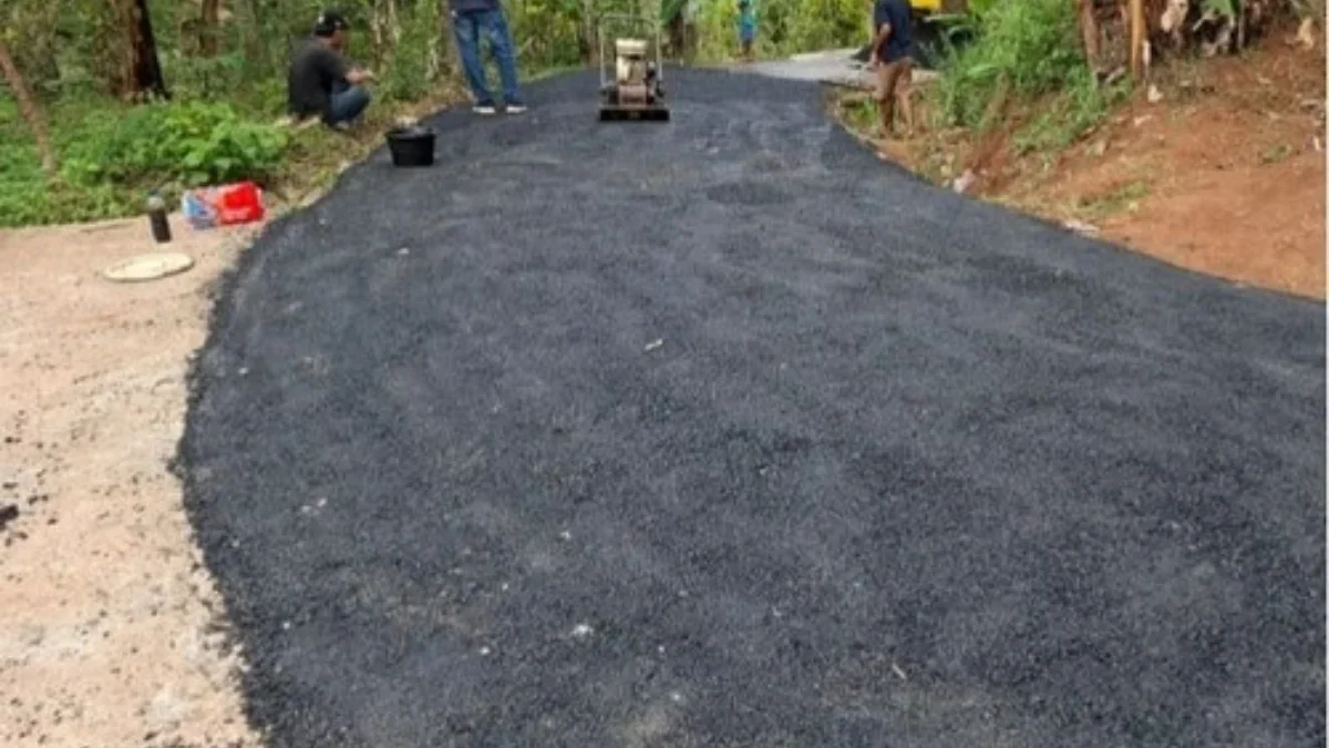 DIBENAHI: Sejumlah pekerja saat memperbaiki ruas jalan di Dusun Cilayung Desa Margalaksana Kecamatan Sumedang