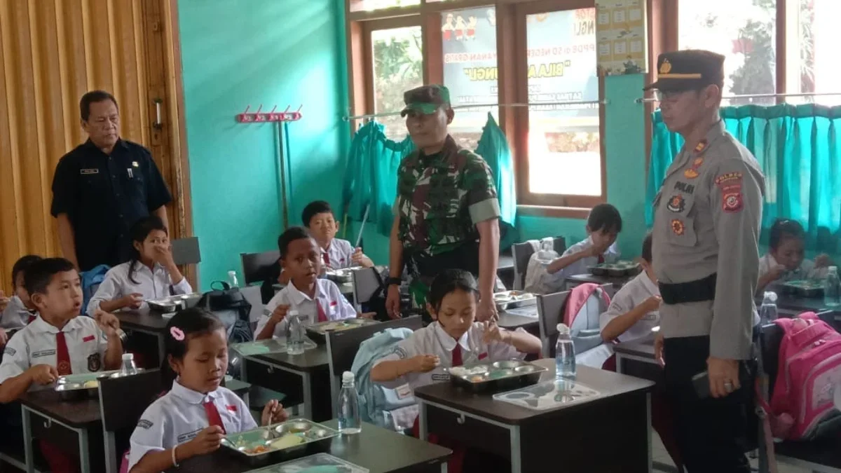 DUKUNG: Sejumlah siswa SDN Pamoyanan saat menerima makanan bergizi gratis, baru-baru ini.