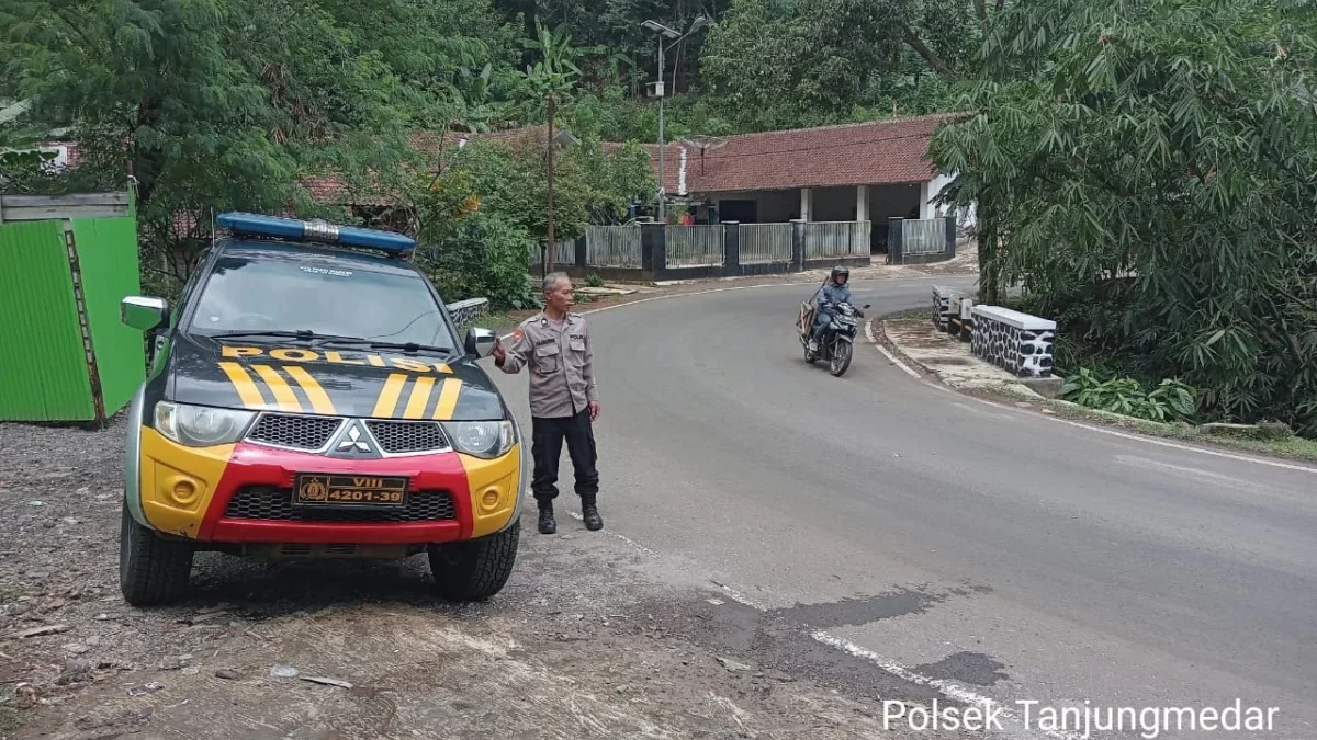 PANTAU: Bripda Farizal saat menyasar sejumlah lokasi rawan di Kecamatan Tanjungmedar, baru-baru ini.