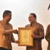 Pj Bupati Sumedang Yudia Ramli saat menerima penghargaan ASA Award 2024