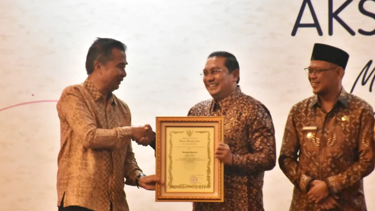 Pj Bupati Sumedang Yudia Ramli saat menerima penghargaan ASA Award 2024