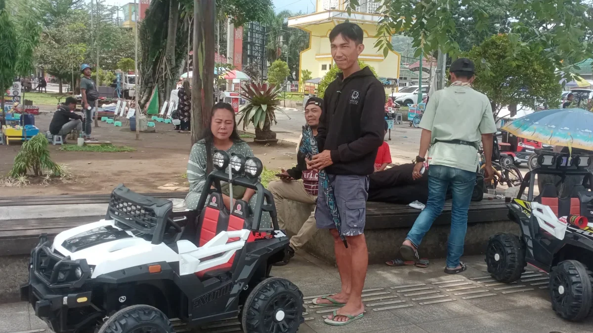 Andi Nugraha, seorang pengusaha yang menyewakan mobil mainan remote control di kawasan ini